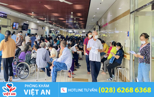 Tình trạng xếp hàng dài ở bệnh viện công